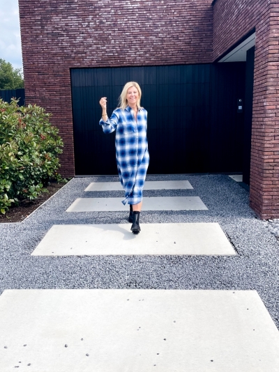 Manon blue checks