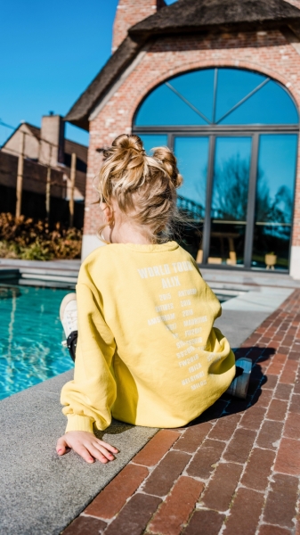 Alix on tour sweater lime yellow