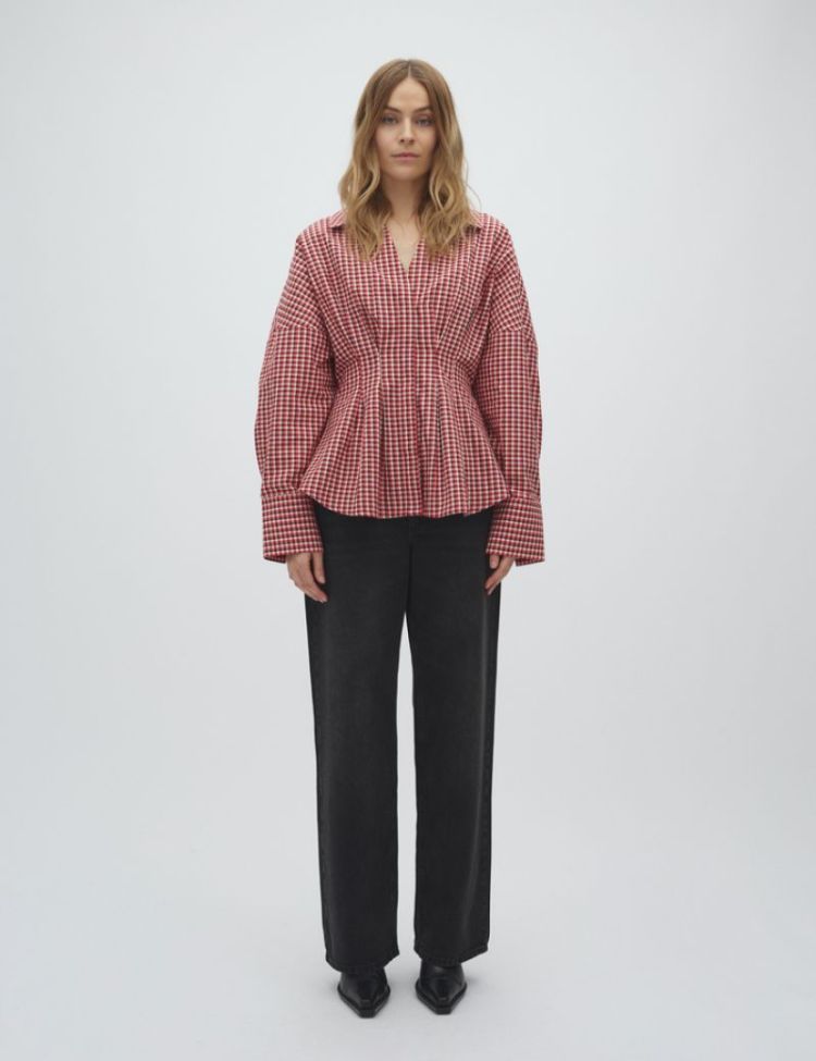 Chechi Isidor red aura check