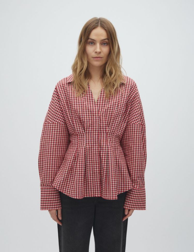 Chechi Isidor red aura check