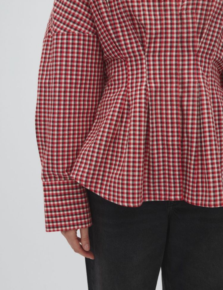 Chechi Isidor red aura check